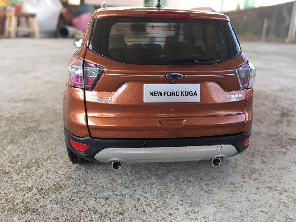 Ford Kuga 1/18