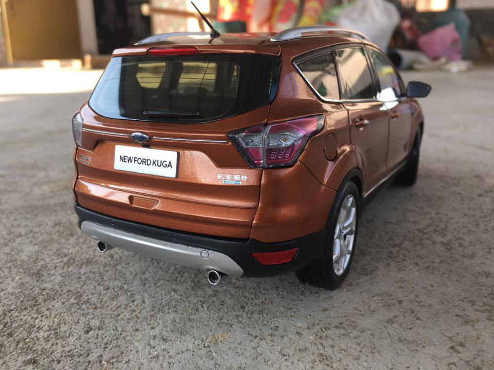 Ford Kuga 1/18