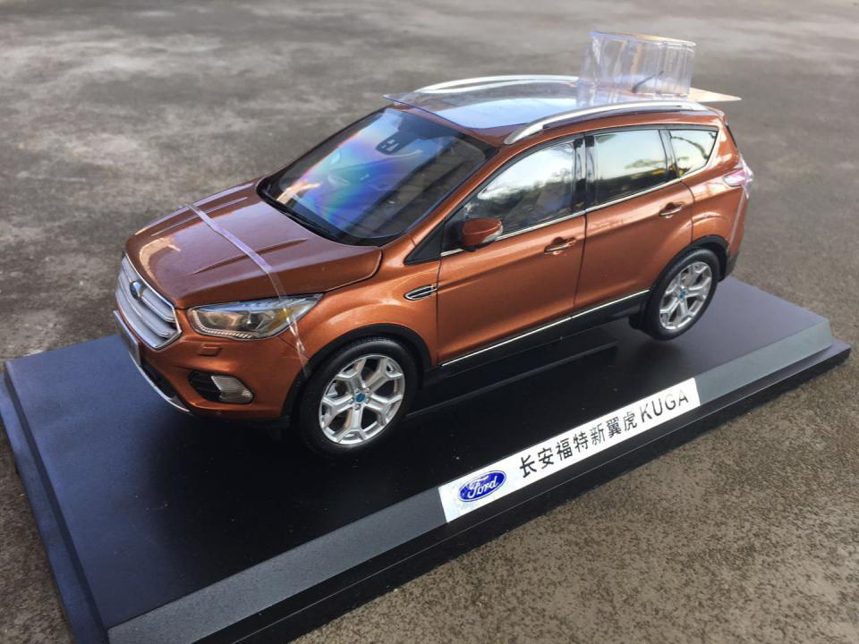 Ford Kuga 1/18