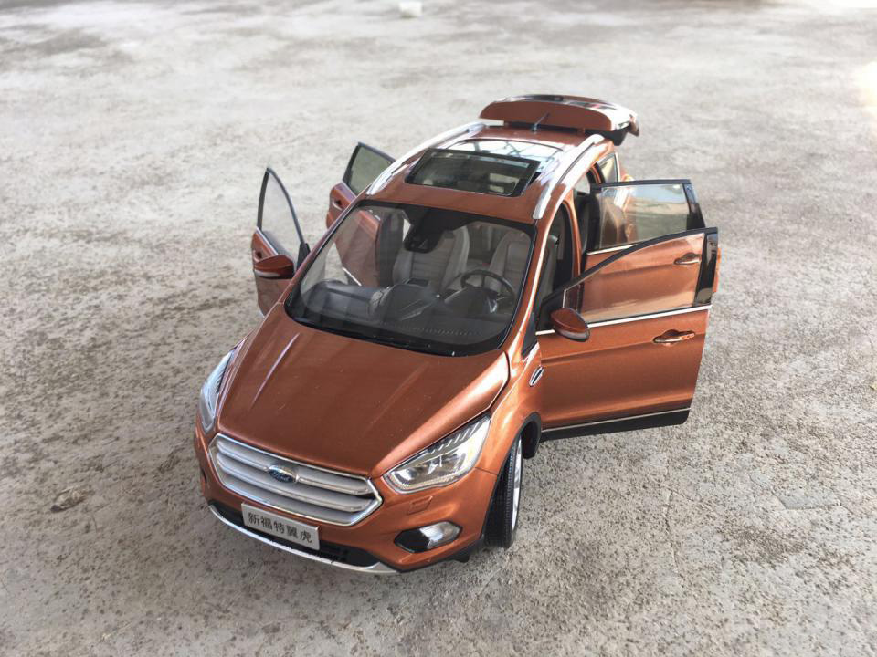 Ford Kuga 1/18