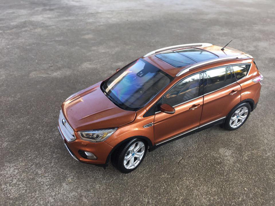 Ford Kuga 1/18