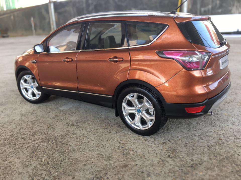 Ford Kuga 1/18